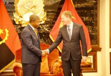 CEO DA DE BEERS RECEBIDO NO PALÁCIO