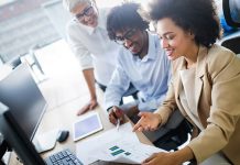 Funcionários públicos vão trabalhar mais uma hora e meia