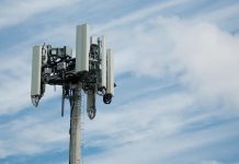 Tens uma antena à porta de casa mas o telemóvel liga-se à mais longe?