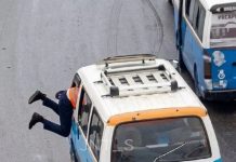 Taxista ignora ordem policial e leva agente pendurado na janela da viatura